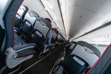 Yolcular ile uçak kabin koltukları. Yeni ucuz düşük maliyetli havayolları ekonomi sınıfı. Başka bir ülkeye seyahat. Uçuştürbülans.