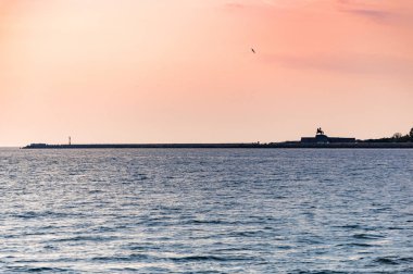 Baltık gün batımı. İnanılmaz deniz manzarası renkleri. Seyahat ve özgürlük hayalleri. Günbatımı gökyüzü ve iddia hava.