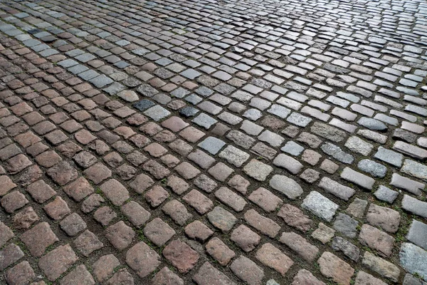 Fliesen Textur. Muster des alten deutschen Kopfsteinpflasters in der Innenstadt. kleine Granitpflastersteine. antikes graues Pflaster. — Stockfoto