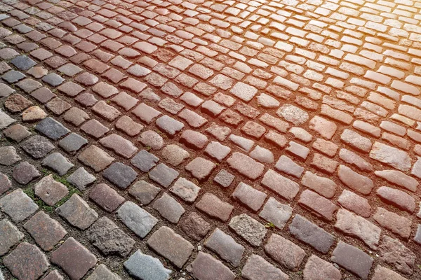 Fayans dokusu. Şehir merkezinde eski Alman parke taşı deseni. Küçük granit kaldırım taşları. Antika gri kaldırımlar.