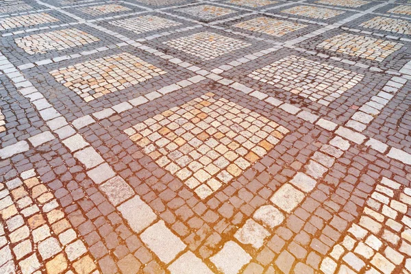 Fliesen Textur. Muster des alten deutschen Kopfsteinpflasters in Stadtfenster — Stockfoto