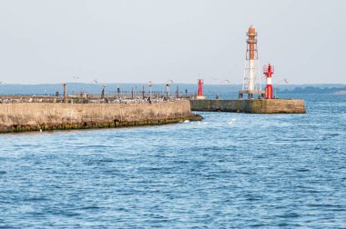 Kuleleri ve şamandıraları ile İskele. Güzel deniz manzarası, fotokopi alanı. Tersanedeki gemileri dalgalardan korumak için dalgakıran