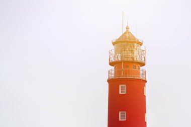 Deniz feneri, limanda. Güzel Rus Baltiysk feneri. Manzara mavi gökyüzü, kopyalama alanı.