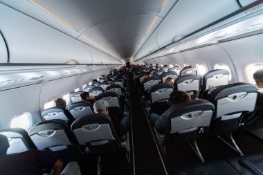 Yolcular ile uçak kabin koltukları. Yeni ucuz düşük maliyetli havayolları ekonomi sınıfı. Başka bir ülkeye seyahat. Uçuştürbülans.