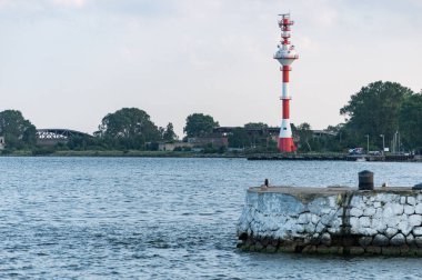 Gemi trafik kontrol kulesi. Hava ve deniz izleme kulesi. Gemileri deniz dalgalarından korumak için iskele dalgakıran.