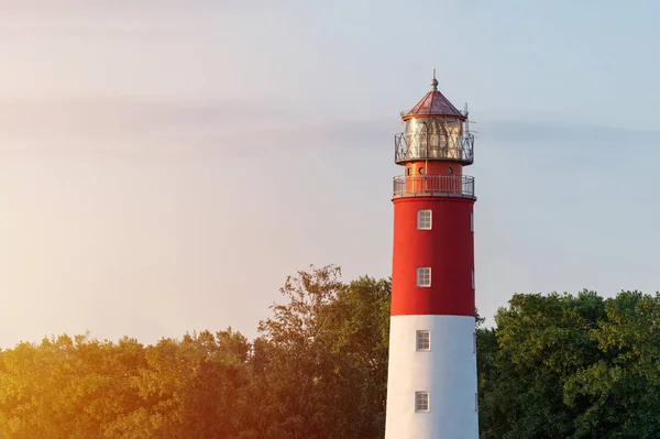 Maják v přístavu. Krásný ruský Baltiysk maják. Scenérie modrá obloha, kopírovací prostor. — Stock fotografie