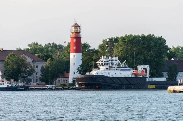 Latarnia morska w porcie morskim. Piękny rosyjski Beacon Baltiysk. Czyste błękitne niebo. — Zdjęcie stockowe