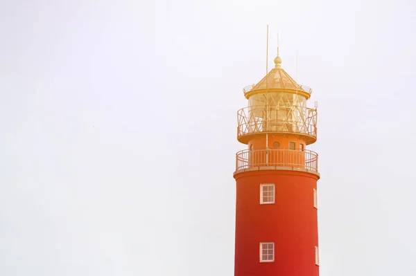 Faro en puerto marítimo. Hermosa baliza rusa. Paisaje cielo azul, espacio de copia . — Foto de Stock