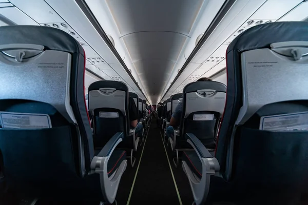 带乘客的飞机客舱座位。经济舱新最便宜的廉价航空公司，没有延误或取消航班。到另一个国家旅行. — 图库照片