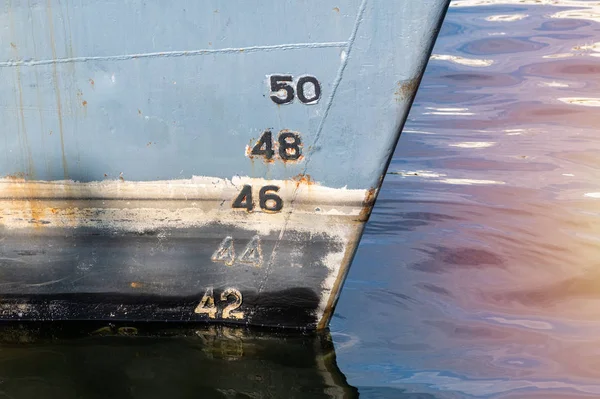 船体上の古い船の草案、スケール番号。ウォーターラインとボトムキール間の距離. — ストック写真