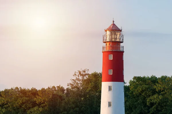 Maják v přístavu. Krásný ruský Baltiysk maják. Scener — Stock fotografie