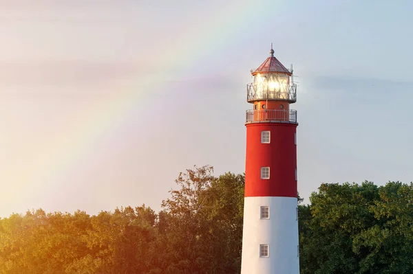 Maják v Baltiysk portu. Krásná Duhová a signální světla — Stock fotografie