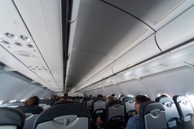 Yolcular ile uçak kabin koltukları. Gecikme veya uçuş iptali olmadan yeni ucuz düşük maliyetli havayolları ekonomi sınıfı. Başka bir ülkeye seyahat.