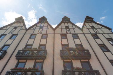 Doğu Prusya cephe mimari tarzı. Balık köyü, Kaliningrad, Rusya. Konigsberg'in tarihi, etnografik, ticaret ve zanaat kompleksi.