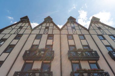 Doğu Prusya cephe mimari tarzı. Balık köyü, Kaliningrad, Rusya. Konigsberg'in tarihi, etnografik, ticaret ve zanaat kompleksi.