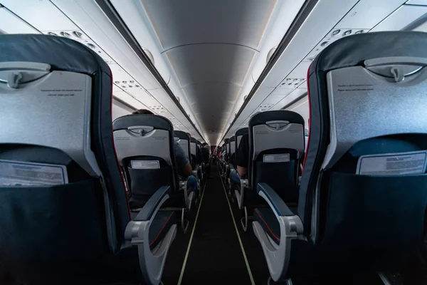 带乘客的飞机客舱座位。经济舱新最便宜的廉价航空公司，没有延误或取消航班。到另一个国家旅行. — 图库照片