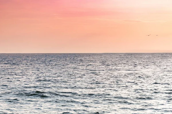 Puesta de sol sobre el muelle. Hermoso paisaje marino. Sueños de viaje y libertad. Boyas en el mar. Cielo al atardecer y tiempo reclamo . — Foto de Stock