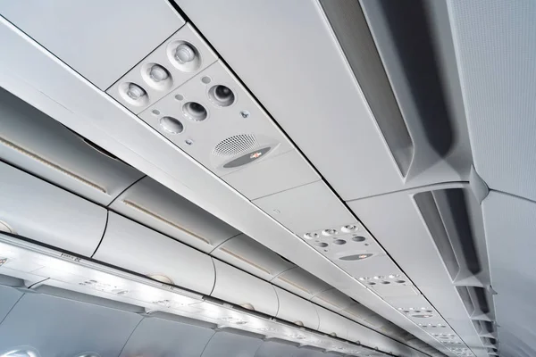 Samolot klimatyzacja Panel sterowania na siedzeniach. Zatkany powietrze w kabinie samolotu z ludźmi. Nowa, ekonomiczna linia lotnicza — Zdjęcie stockowe