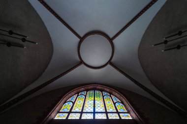 Eski katedral veya kilisede vitray pencere. Güzel renkli cam pencere. Gün aydınlatma