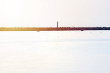 Kuleleri ve şamandıraları ile İskele. Güzel deniz manzarası, fotokopi alanı. Tersanedeki gemileri dalgalardan korumak için dalgakıran