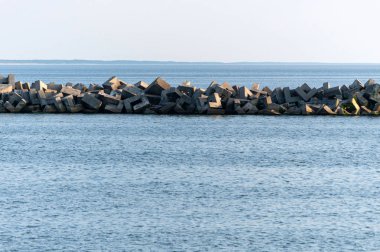 Minimalizm deniz manzarası. Seyahat eden rüyalar, kopya alanı. Kopan sular ile denizin nefes kesen manzarası. Sakin mavi deniz suyu.