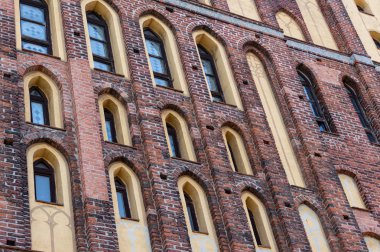 Mimari unsurlar, tonozlar ve gotik katedralin pencereleri. Kırmızı Tuğla duvarlar. Kaliningrad, Rusya. Immanuel Kant adası.