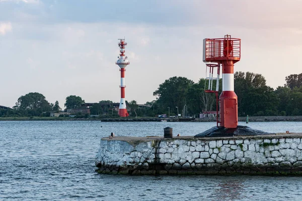 Torre de controlo de tráfego. Torre de monitoramento do tempo e do mar. Quebra-mar do molhe para proteger navios das ondas do mar . — Fotografia de Stock