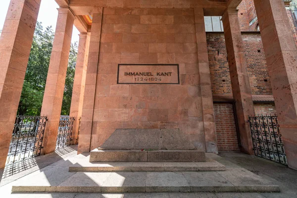 Immanuel Kant'ın mezarı. Alman filozof için anıt. Kaliningrad, Koenigsberg, Rusya Federasyonu