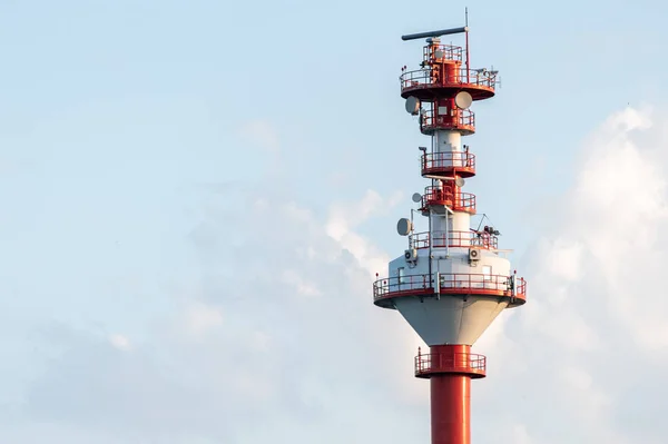 Torre di controllo del traffico navale, ricevi lo spazio. Torre di monitoraggio meteo e del mare. Torre di sorveglianza costiera della nave — Foto Stock