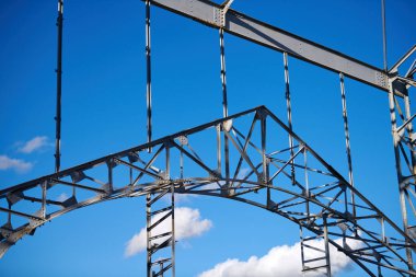 Mallar için deponun çelik çerçevesi. Demiryolu binasının metal inşaatı.