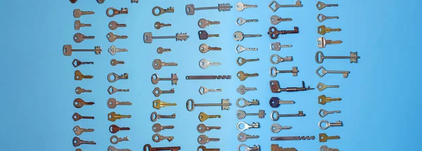 青色の背景に設定されたキー。プロパティのセキュリティと家の保護のためのドアロックキーと金庫。異なるアンティークと新しいタイプのキー. — ストック写真