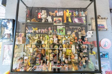 Zelenogradsk, Rusya - 06.18.2019 - Murarium kediler müzesi. Krantz su kulesinde sanat kedileri koleksiyonu. Kedilerle hatıralar, heykelcikler ve oyuncaklar