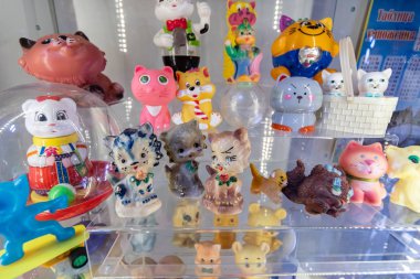 Zelenogradsk, Rusya - 06.18.2019 - Murarium kediler müzesi. Krantz su kulesinde sanat kedileri koleksiyonu. Kedilerle hatıralar, heykelcikler ve oyuncaklar