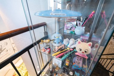 Zelenogradsk, Rusya - 06.18.2019 - Murarium kediler müzesi. Krantz su kulesinde sanat kedileri koleksiyonu. Kedilerle hatıralar, heykelcikler ve oyuncaklar