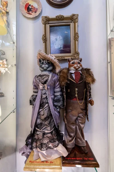 Zelenogradsk, Russie - 06.18.2019 - Musée des chats Murarium. Collection de chats d'art au château d'eau de Krantz. Souvenirs, figurines et jouets avec chats — Photo