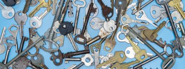 Anahtarlar mavi arka plan üzerine ayarlanır. Kapı kilit anahtarları ve mülkiyet güvenliği ve ev koruması için kasalar. Farklı antika ve yeni anahtar türleri.