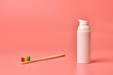 Eko diş fırçası ve yüz kremi. Ağız boşluğunu ve yüz bakımını korumak için kişisel bakım aracı.