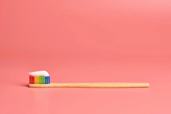 Еко-бамбукова зубна щітка з зубною пастою. Інструмент особистої гігієни для захисту порожнини рота, видалення зубного нальоту і зубного каменю . — стокове фото