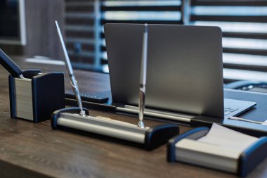 Ofis işyerinde dizüstü bilgisayar. Şef, patron ya da diğer çalışanlar için iş yeri. Not defteri çalışma masasında..