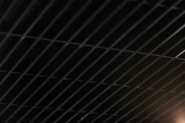 Ofis ızgara tavanı. Modern siyah metal ızgara tavanı, askıya alınmış. Soyut tasarım dokusu.