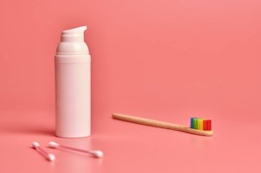 Eko bambu diş fırçası, yüz kremi ve pamuk çubukları. Ağız boşluğunu, yüz ve kulak bakımını korumak için kişisel bakım araçları