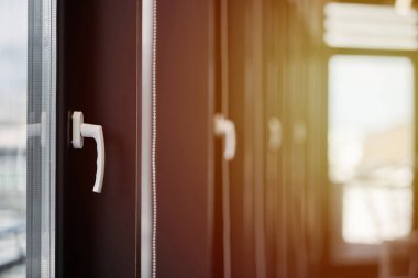 Ofis binasının pencereleri. Saplı modern pencereler. Yeni dairede sıra sıra pencereler.