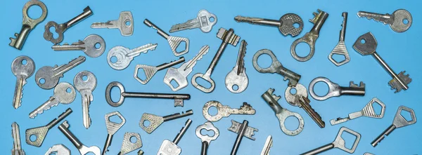 Tasten auf blauem Hintergrund. Türschlossschlüssel und Tresore zur Objektsicherung und zum Hausschutz. verschiedene antike und neue Arten von Schlüsseln. — Stockfoto