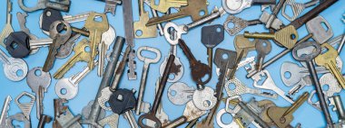 Anahtarlar mavi arka plan üzerine ayarlanır. Kapı kilit anahtarları ve mülkiyet güvenliği ve ev koruması için kasalar. Farklı antika ve yeni anahtar türleri.