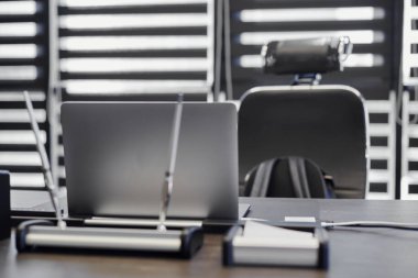 Ofis işyerinde dizüstü bilgisayar. Şef, patron ya da diğer çalışanlar için iş yeri. Not defteri çalışma masasında..