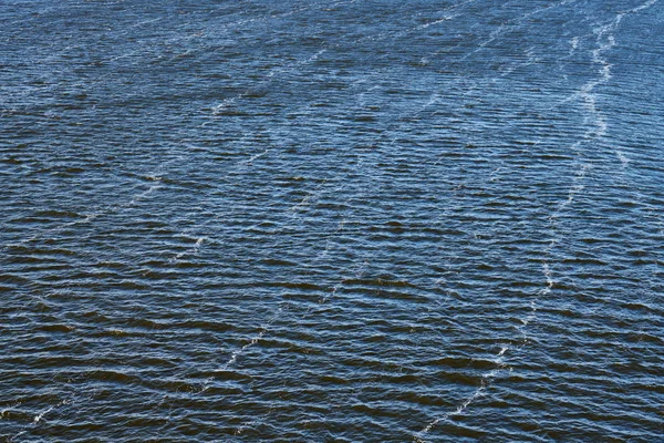 Nehirde köpük hattı kirliliği. Fabrika petrol emisyonları, çevre kirliliği. Güçlü akıntısı olan mavi bir nehir.. — Stok fotoğraf