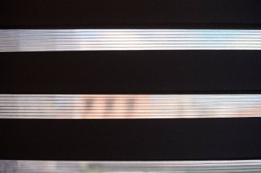 Ofis perdeleri. Modern kumaş jaluzileri. Ofis toplantı odası ışıklandırma aralığı kontrolü.