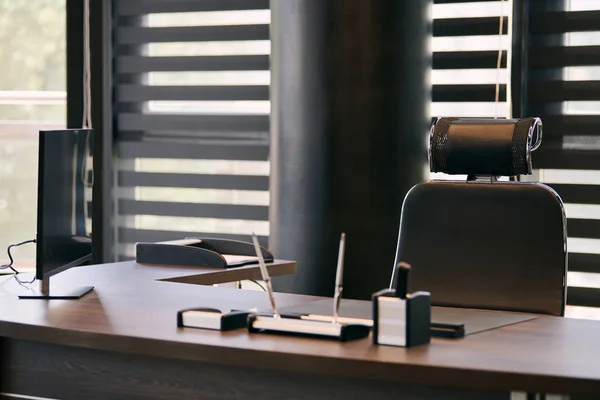 Lieu de travail du bureau. Lieu de travail du chef, du patron ou d'autres employés. Table et chaise confortable. Lumière à travers les stores à moitié ouverts — Photo