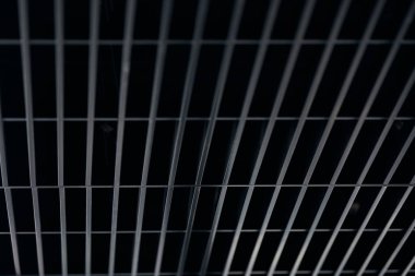 Ofis ızgara tavanı. Modern siyah metal ızgara tavanı, askıya alınmış. Soyut tasarım dokusu.
