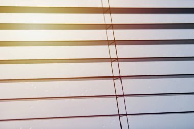 Ofis panjurları. Modern ahşap jalousie. Ofis toplantı odası aydınlatma aralığı kontrolü.